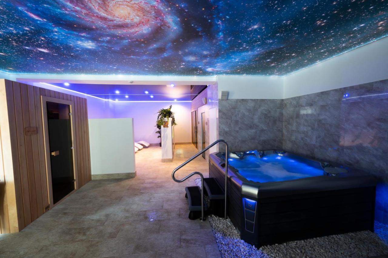 Hotel Dszsu トレンチアンスケ・テプリツェ エクステリア 写真