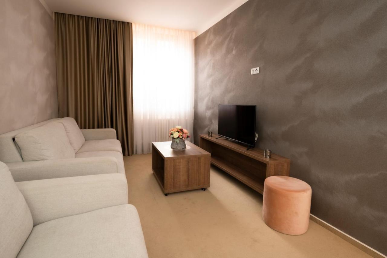 Hotel Dszsu トレンチアンスケ・テプリツェ エクステリア 写真